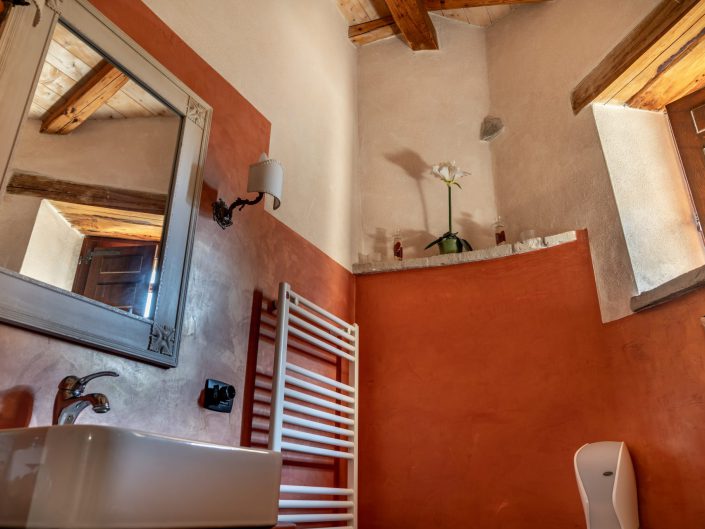 'Lover's Room' - bathroom, lovely decorated.