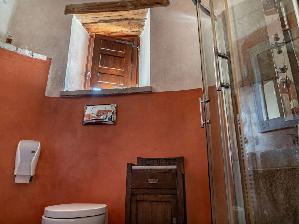 'Lover's Room' - bathroom, lovely decorated.
