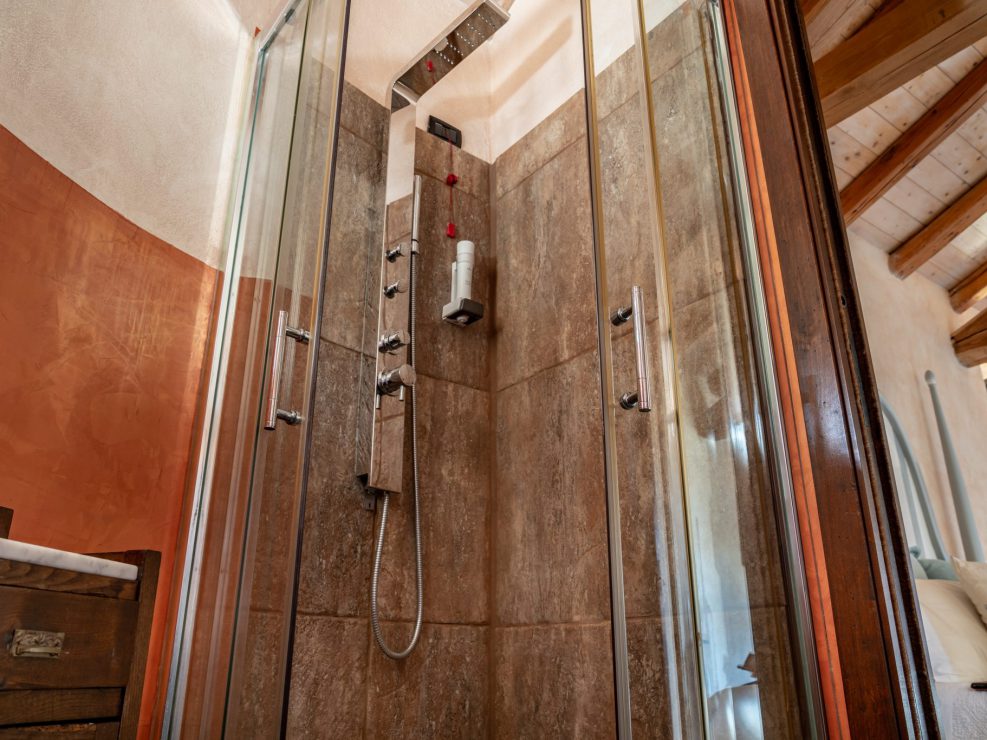 'Lover's Room' - bathroom, lovely decorated.